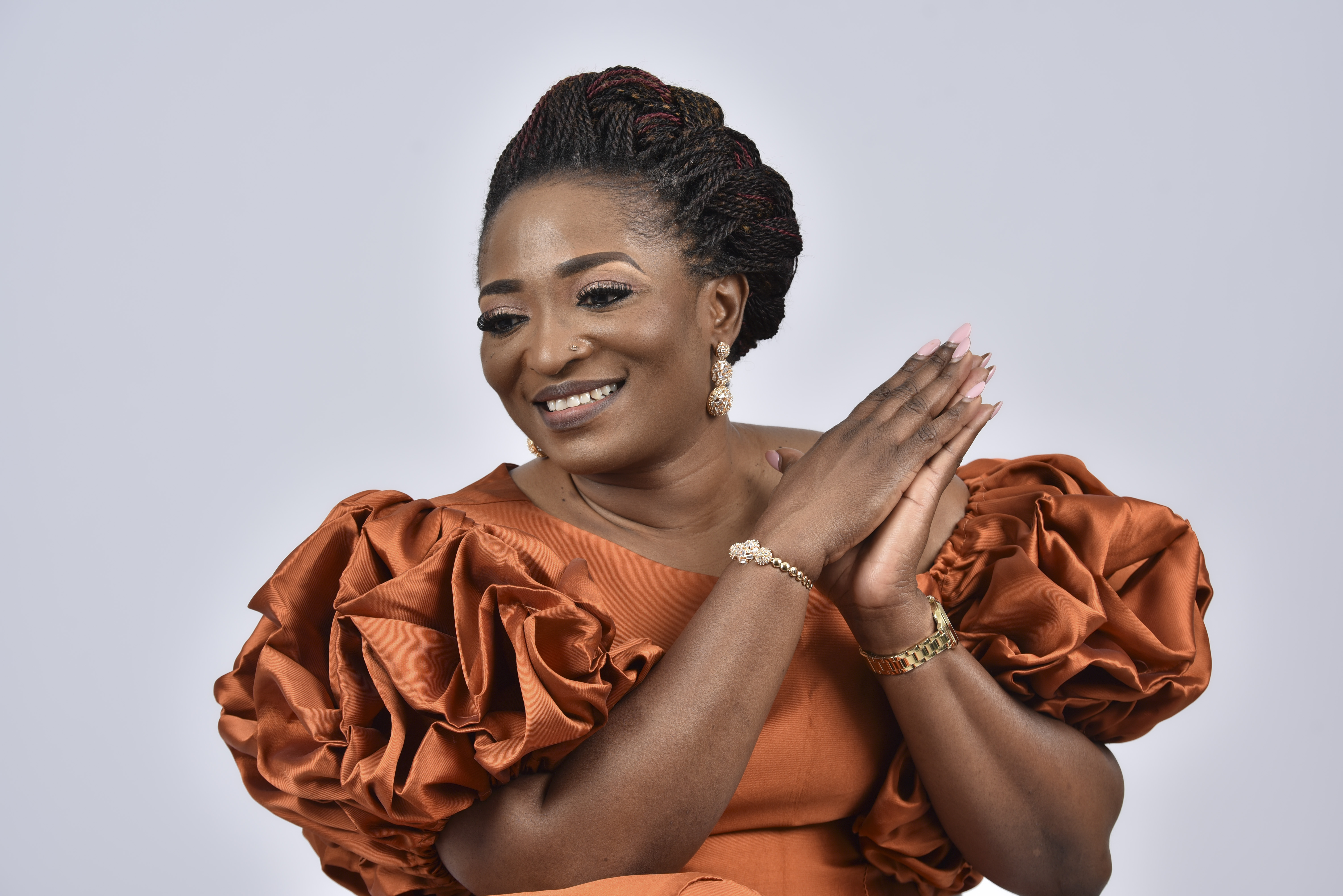 Bukola Jolugbo clapping and encouraging participants in a tailored mentoring programme